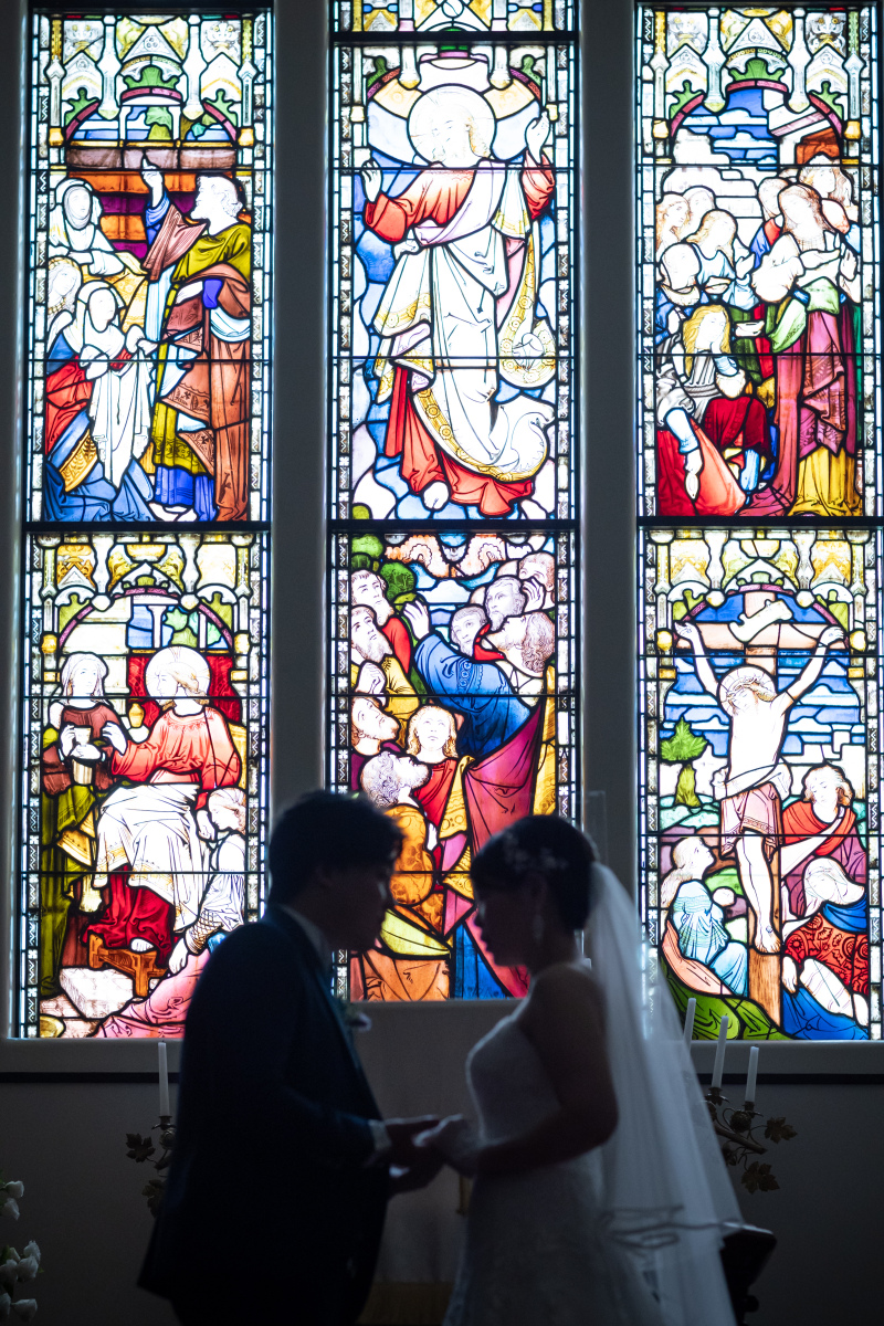 美しいステンドグラスの光に包まれて…