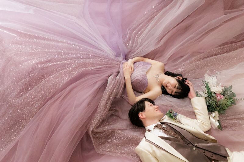 ドレスに埋もれたショットも素敵♡