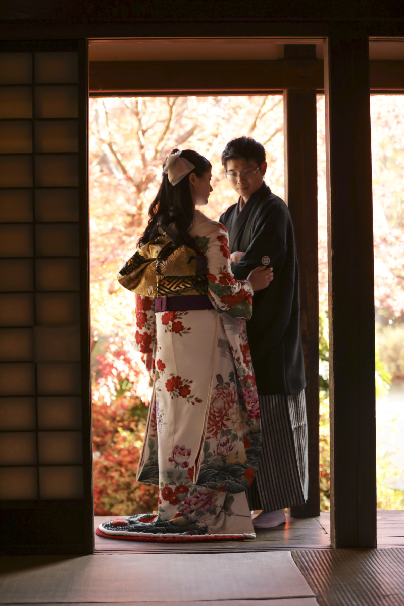 紅葉をバックに