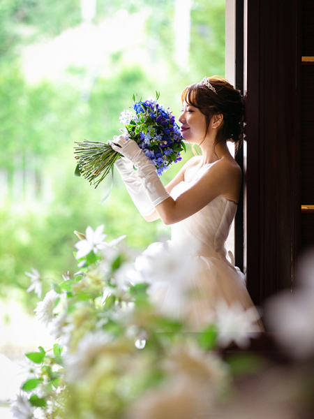 チャペル内に降り注ぐ太陽光と緑に囲まれて。