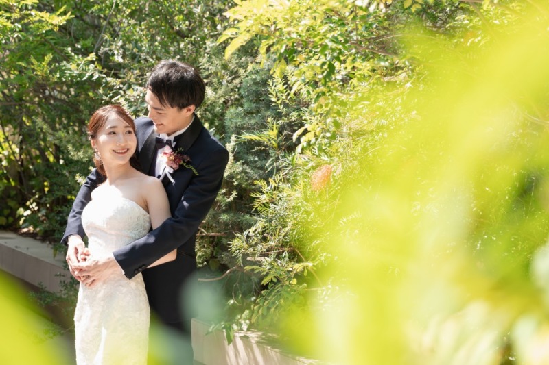 ナチュラルな背景をバックに