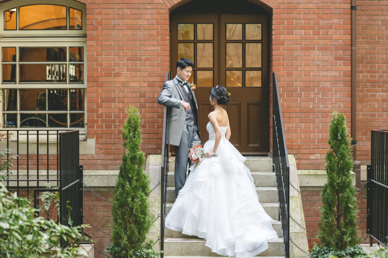 美術館前の階段で