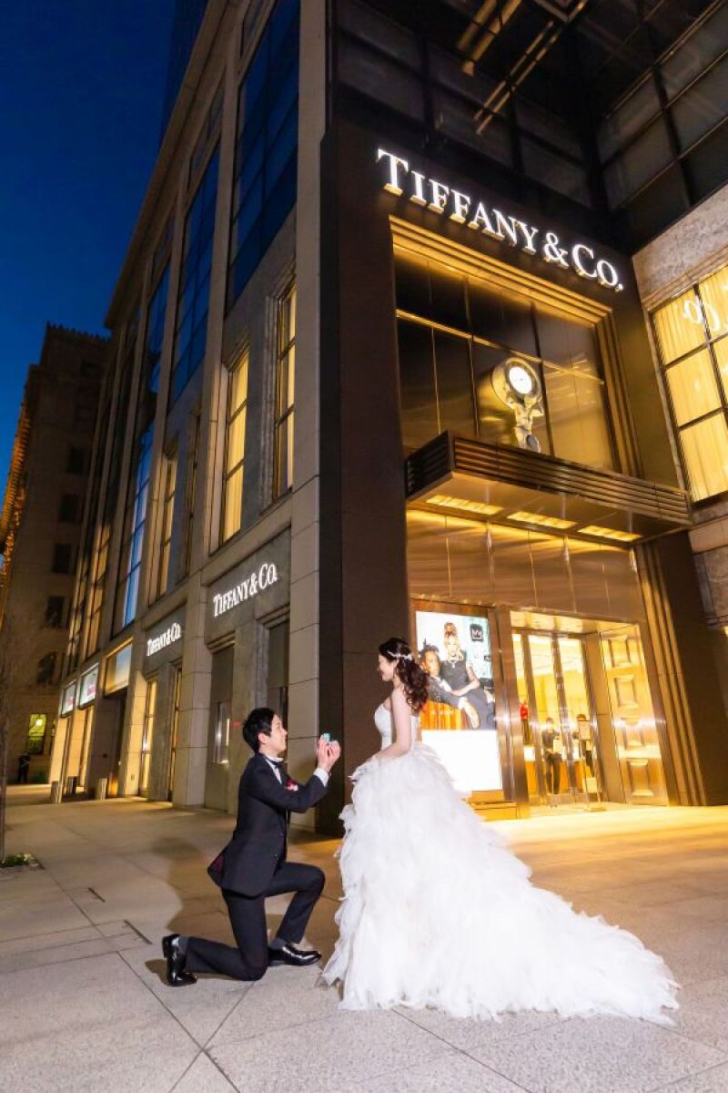 ジュエリーショップの前で