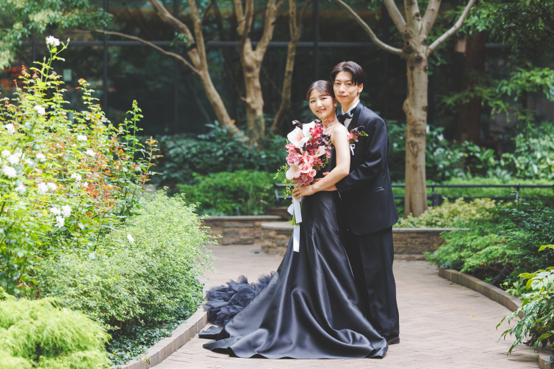 三菱一号館美術館前 – 緑に包まれた一枚