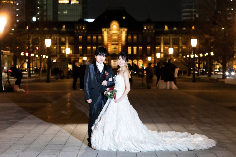 東京駅をバックに