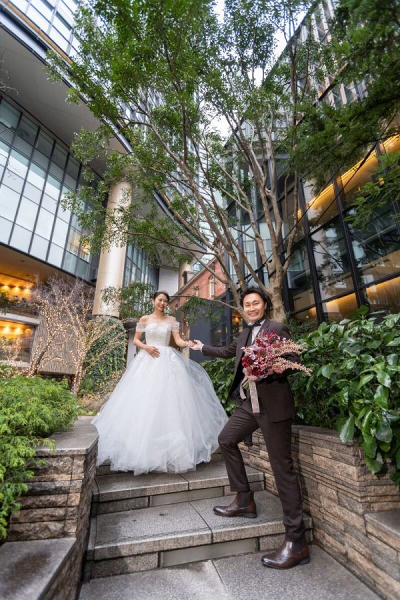 グリーンに映える白ドレス