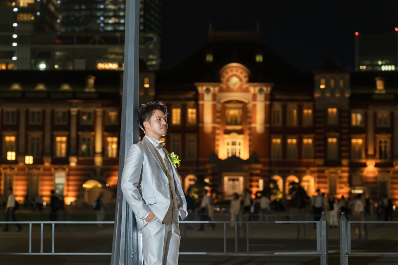 街灯が照らすソロショットで魅せる大人のワンシーン