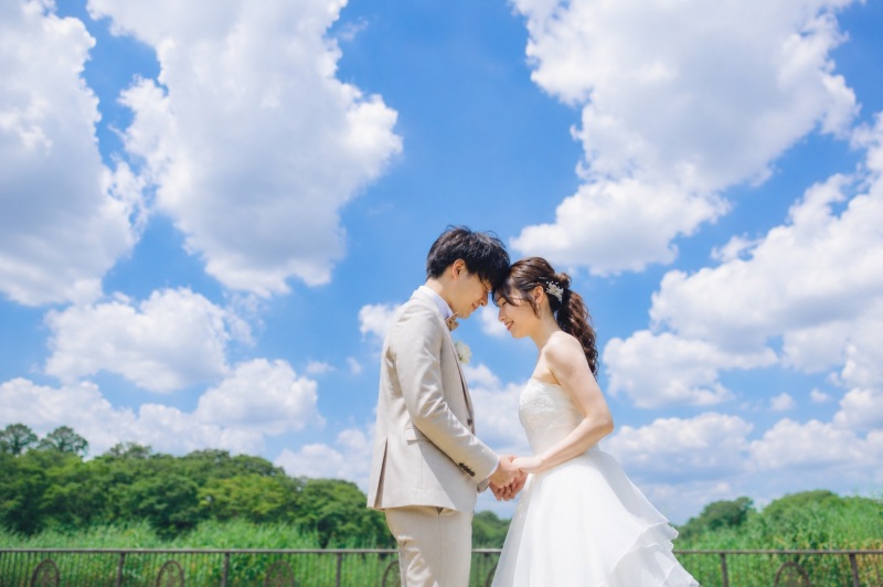 青空をバックに向かい合うふたり