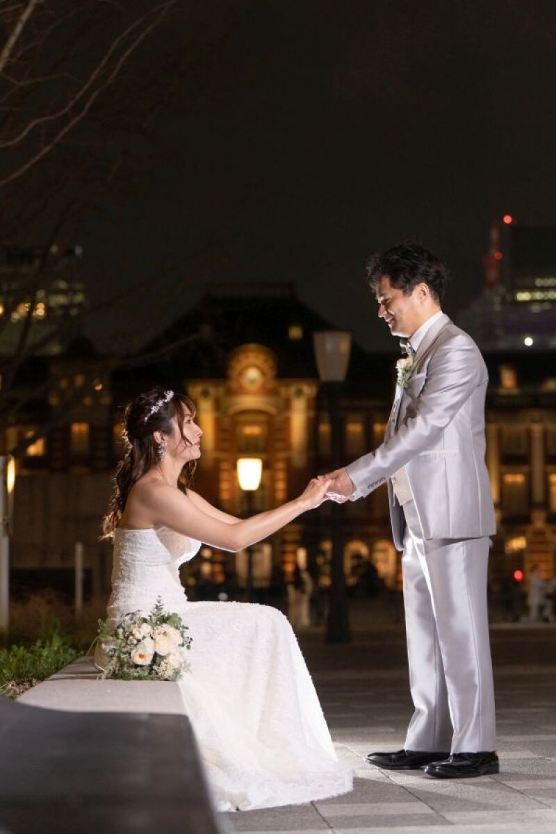 東京駅をバックに