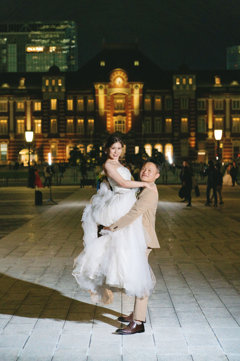 東京駅で「抱っこシーン」