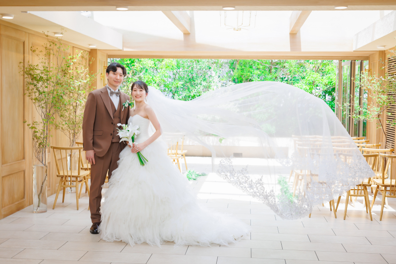 ガーデンで広がるベールが描く、特別な1枚