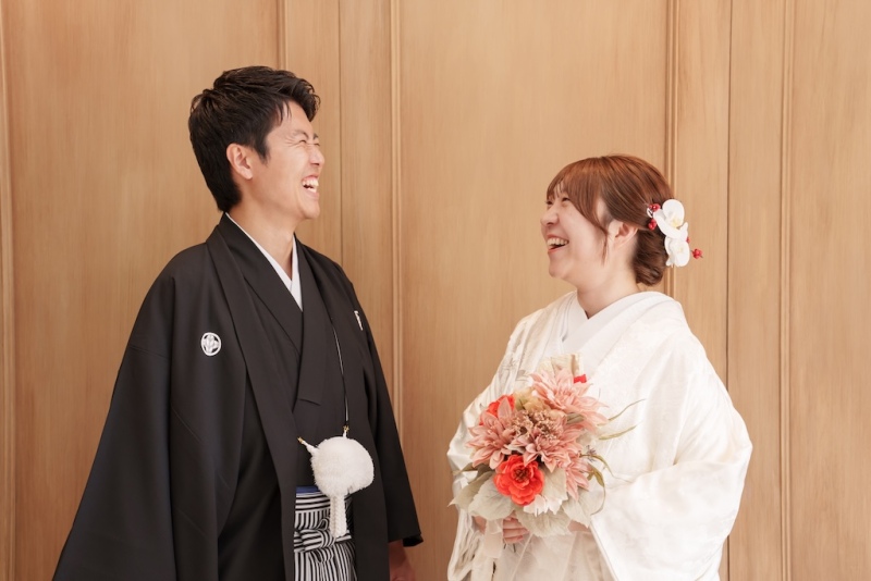 ナチュラル背景で輝く和装姿、自然に笑顔が溢れる