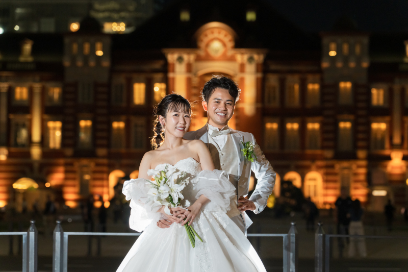 光に包まれる二人の笑顔 ― 東京駅ナイト撮影