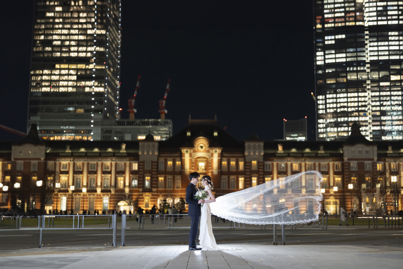 東京駅前で撮影スタート