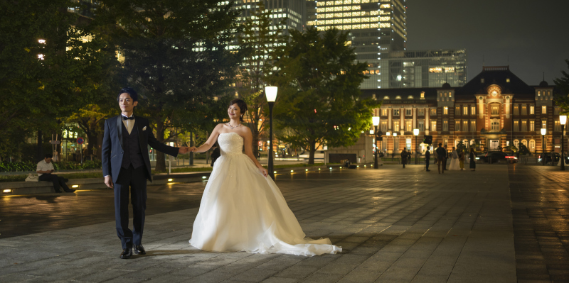 東京駅をバックに
