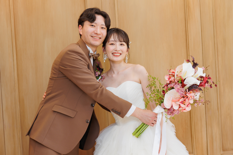 シンプルな背景だからこそ際立つ、ふたりの笑顔