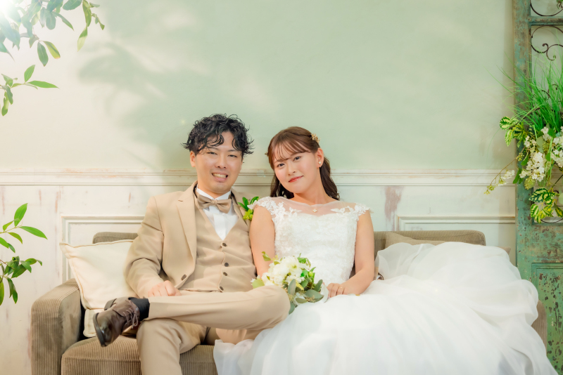 ソファーに座ってリラックスショット