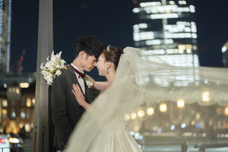 ビル群をバックに