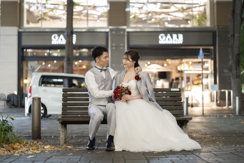 タキシードを肩にかけて