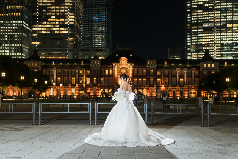 東京駅の夜景を背景に、煌めくドレス！