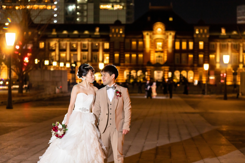 東京駅をバックに