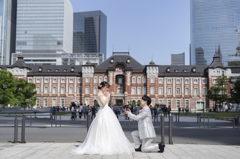 駅舎前でプロポーズ撮影