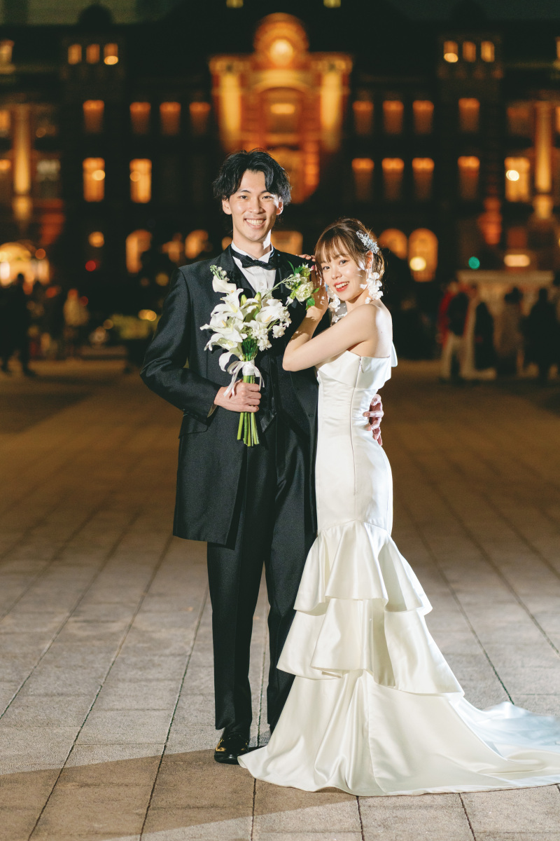 東京駅をバックに・・