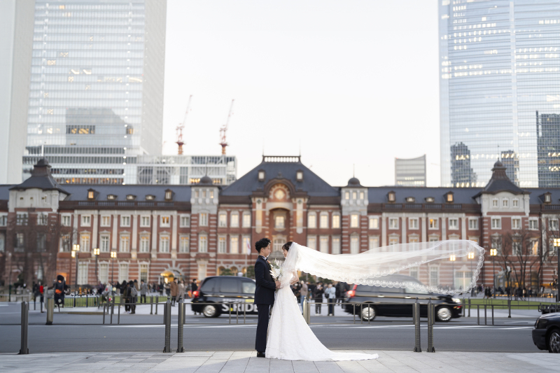 東京駅舎前で