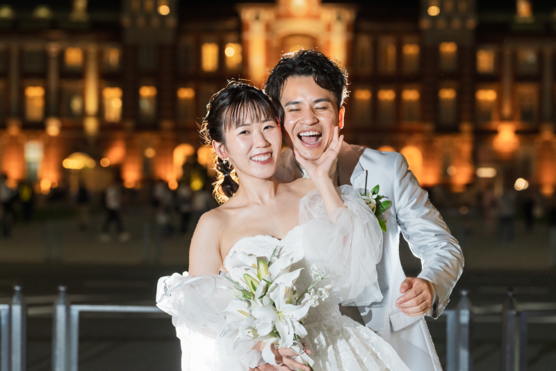 新郎のお茶目な表情が光るカジュアルフォトショット