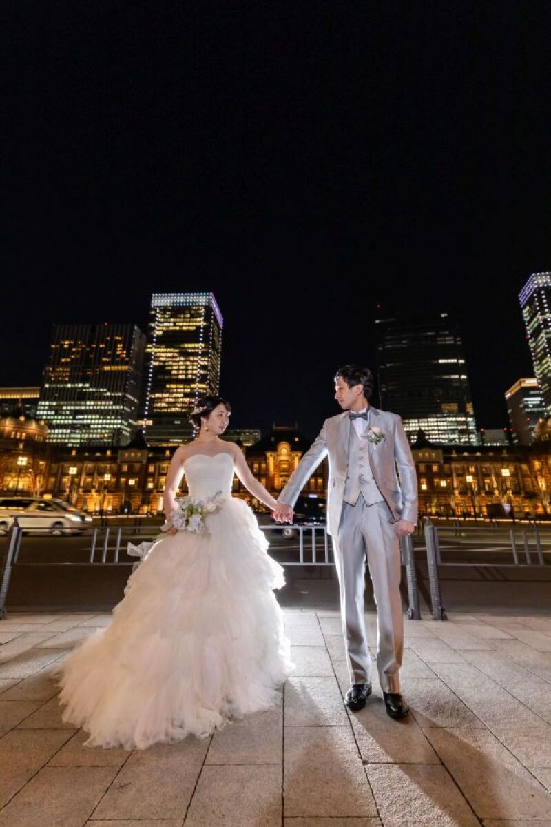 手を取り合って