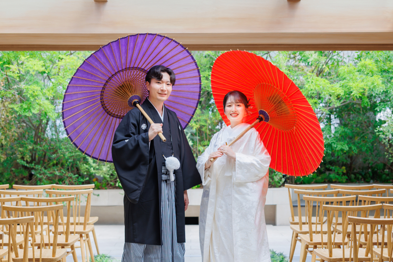 和傘を手に、緑あふれるガーデンで映えるショット