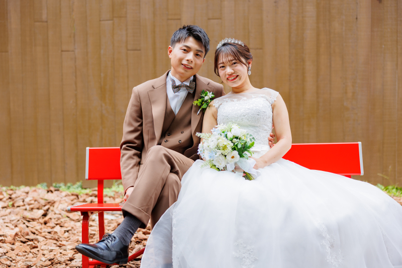 赤いベンチが写真映えする1枚