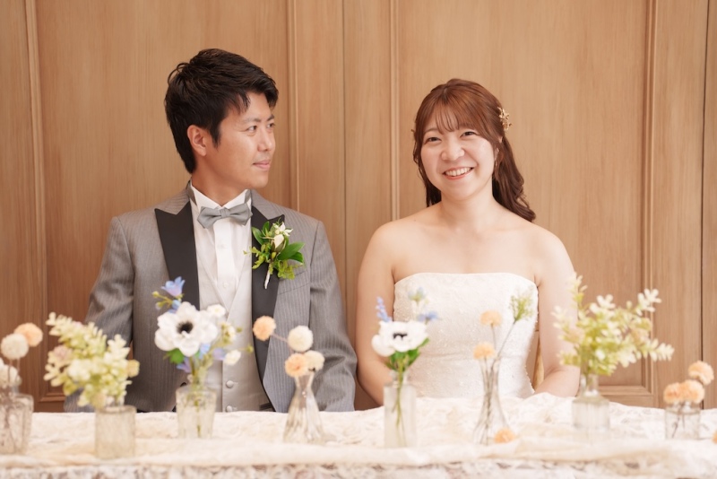 座りポーズで魅せる|お花装飾と和洋の調和