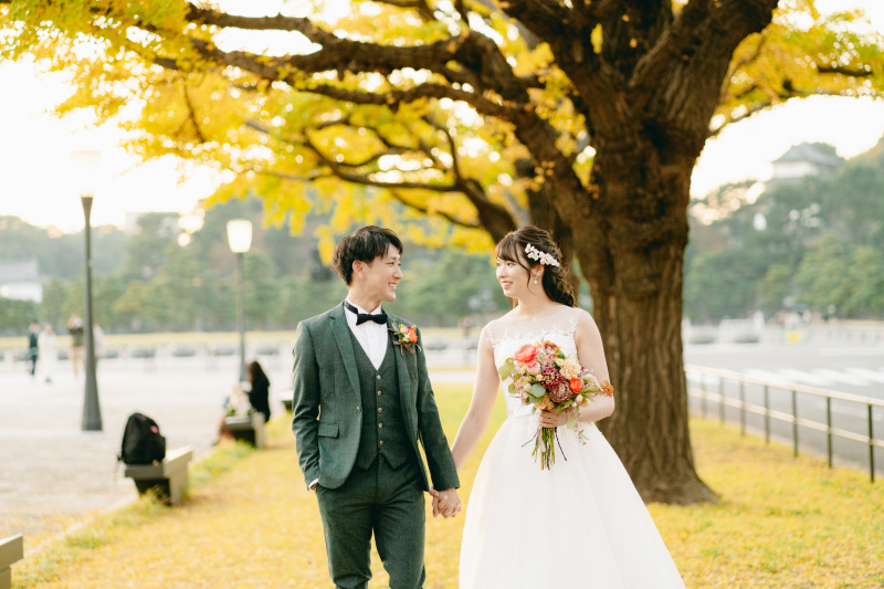 秋らしく紅葉をバックに・・