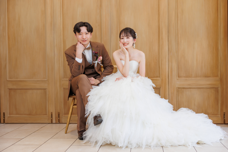 シンプルな空間に溶け込む、洗練されたふたりの姿