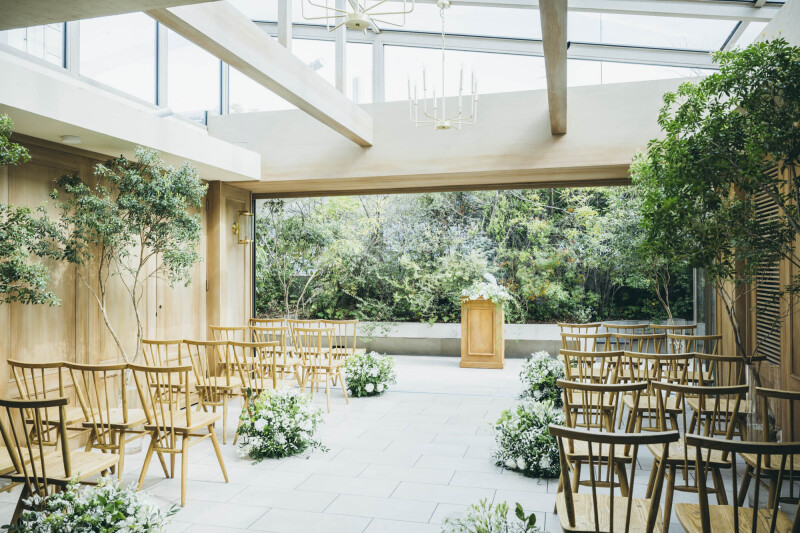 全天候型で自然光が差し込むガーデンチャペル 