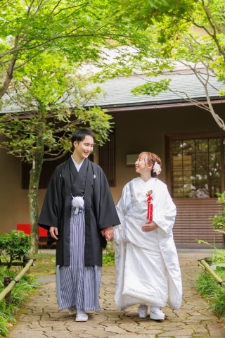 emorma photowedding_四季折々の自然が彩る庭園で、格式ある和装撮影