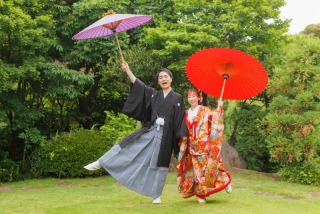 緑あふれる日本庭園での和装フォト！色鮮やかな和傘と、新婦様の豪華な色打掛が自然の緑に映えて、とても華やかな雰囲気に。伝統の中にも遊び心を感じる、"和×笑顔"がテーマの素敵な撮影となりました