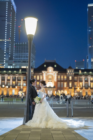 不動の人気『東京駅』！ライトアップされた駅舎前のナイト撮影が一番人気のお時間帯です。