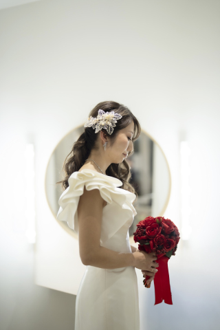 アシンメトリーなドレスに合わせた、スタイリングもおすすめです。