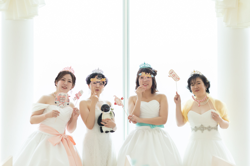 ご友人とワイワイ♪ソロフォトウェディング