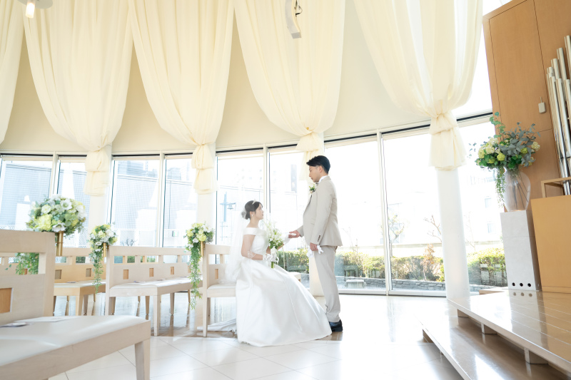 光差し込むチャペルがとても印象的な1枚!