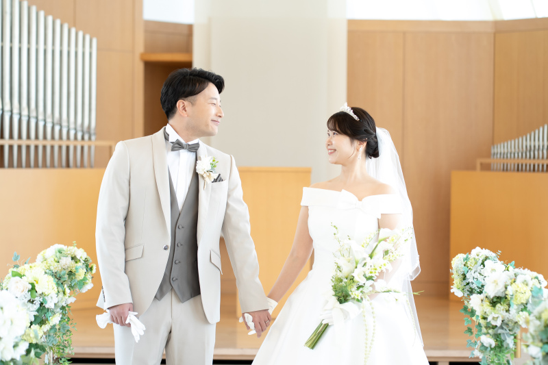見つめあって♡手をつないで