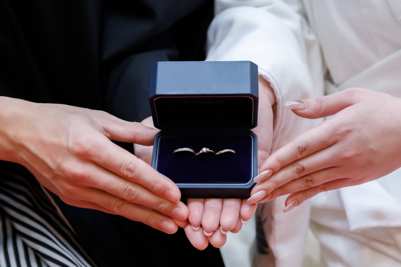 結婚指輪とともに
