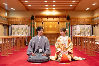 お二人だけの空間で♪色打掛と色紋服で華やかに☆クリスタルチャペルでの洋装