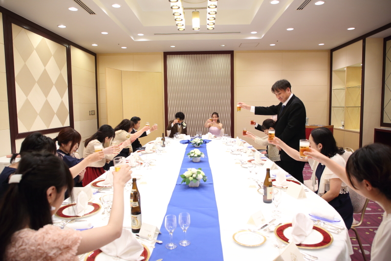 家族に囲まれて迎える、乾杯の瞬間