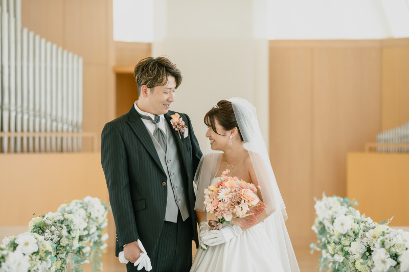 自然体がかわいい新郎新婦♡