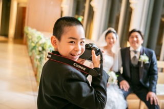 お子様と一緒に暖かみのあるナイトウェディングフォト！