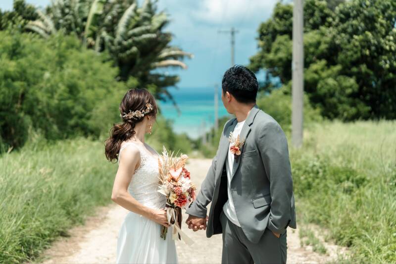 振り返った先には