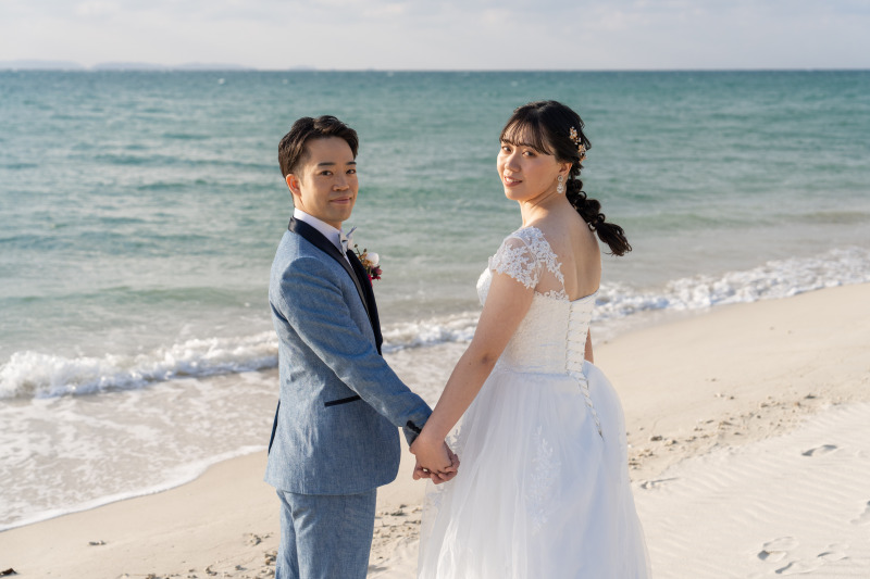 青い海と空の下未来へ続く道を二人で